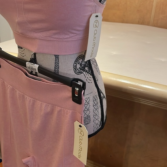 Club Moda High Performance Seamless Activewear-Fit Flow Sports Bra & Leggings - Picture 5 of 6